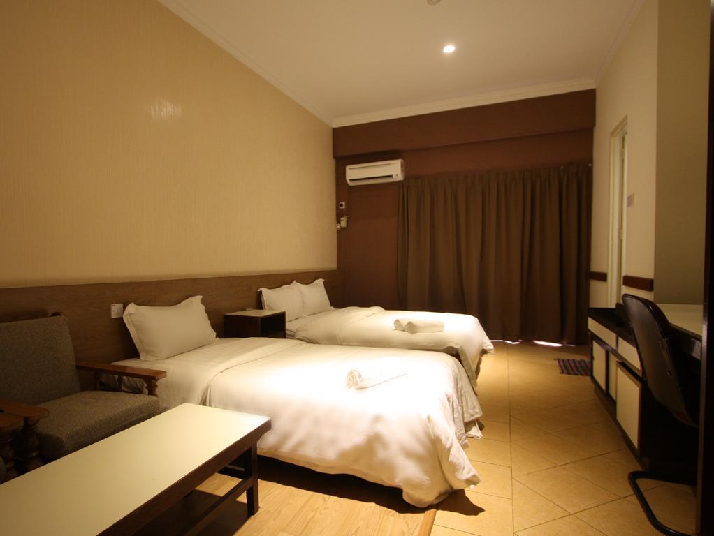 Fata Garden Hotel By Place2Stay Kuching Room photo
